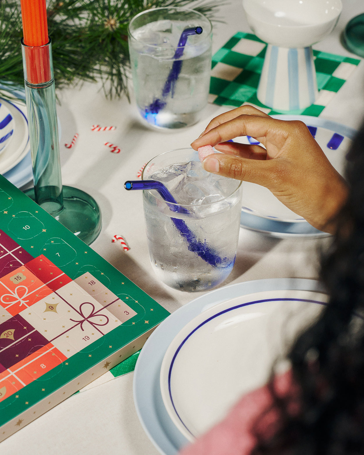 Adventskalender Small auf festlichem Tisch mit Getränk und Kandis.