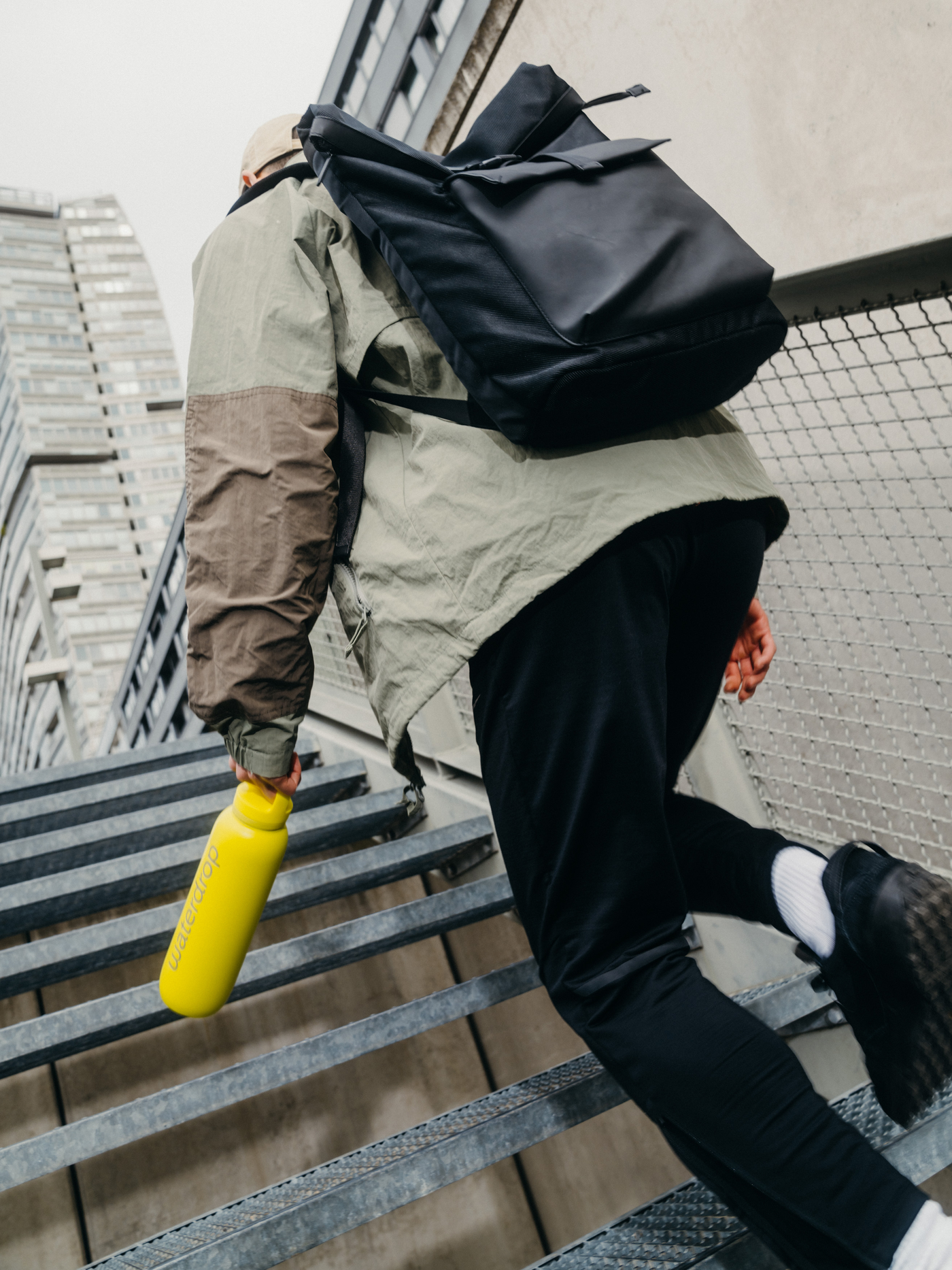Person hält neongelbe All-Purpose Thermo mit Spout Lid.