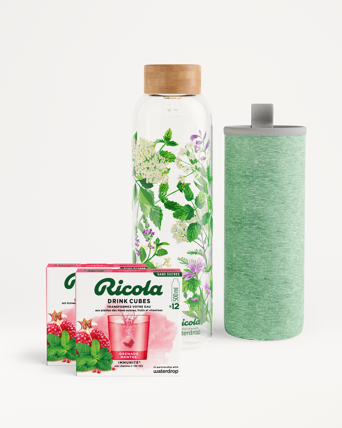 Ricola Bottle Set: Zwei Ricola Drink Cubes und Glasflasche mit botanischem Design.