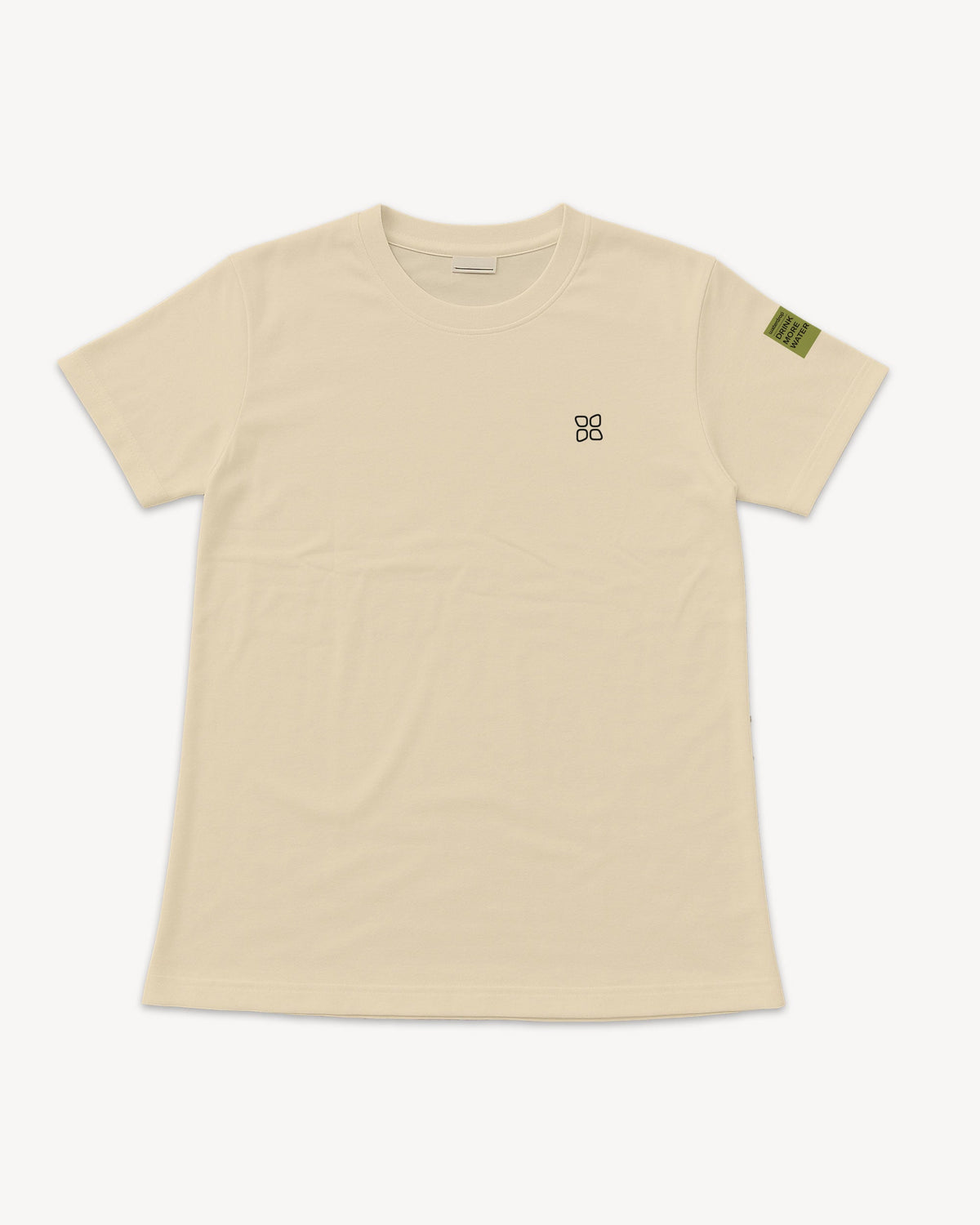 T-shirt Off-White mit Logo und grünem Ärmelpatch.