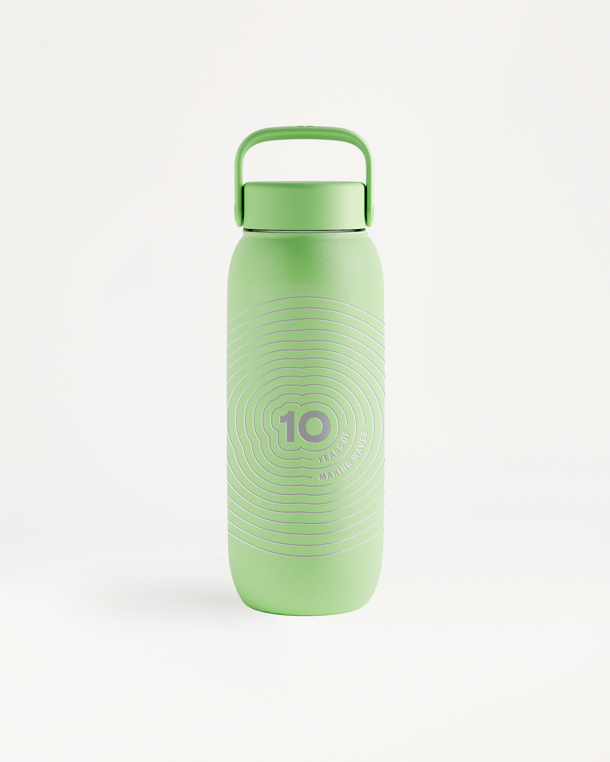 Hellgrüne wiederverwendbare Trinkflasche mit Griff am Deckel und Schraubverschluss, mit dezenter Kreisdesign.