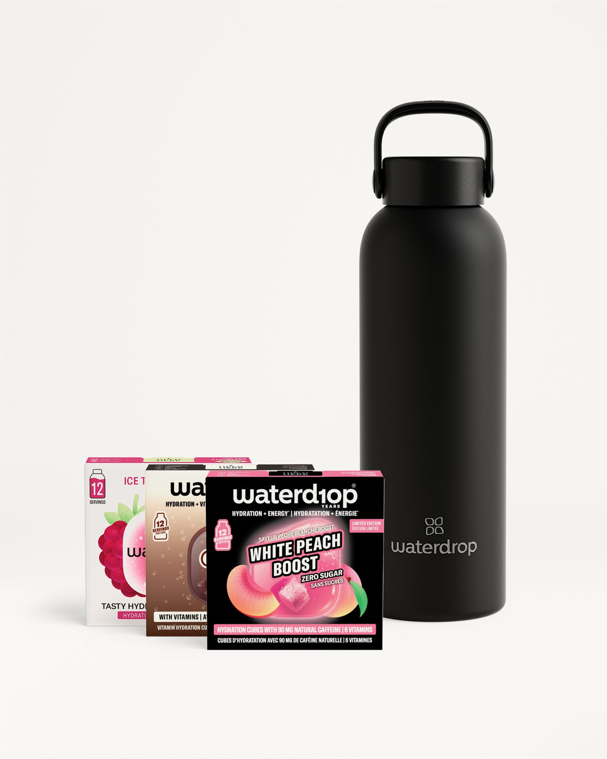 Matte-schwarze Wasserflasche mit Griff neben verschiedenartigen Waterdrop-Geschmacksbeuteln.