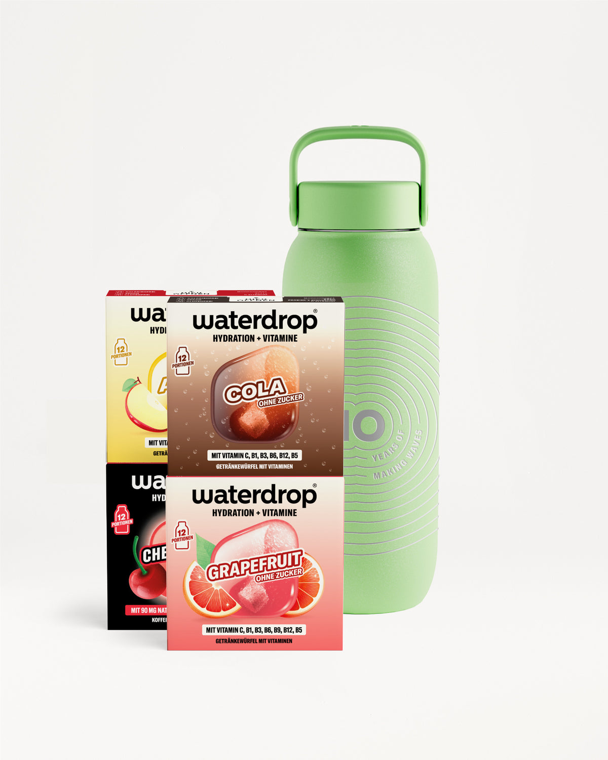 Drei Waterdrop-Geschmacksprobenboxen vor einer grünen wiederverwendbaren Flasche.