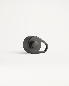 Pull-Up Cap: Matte-schwarzer Bluetooth-Tracker mit integriertem Loop und Knopf.