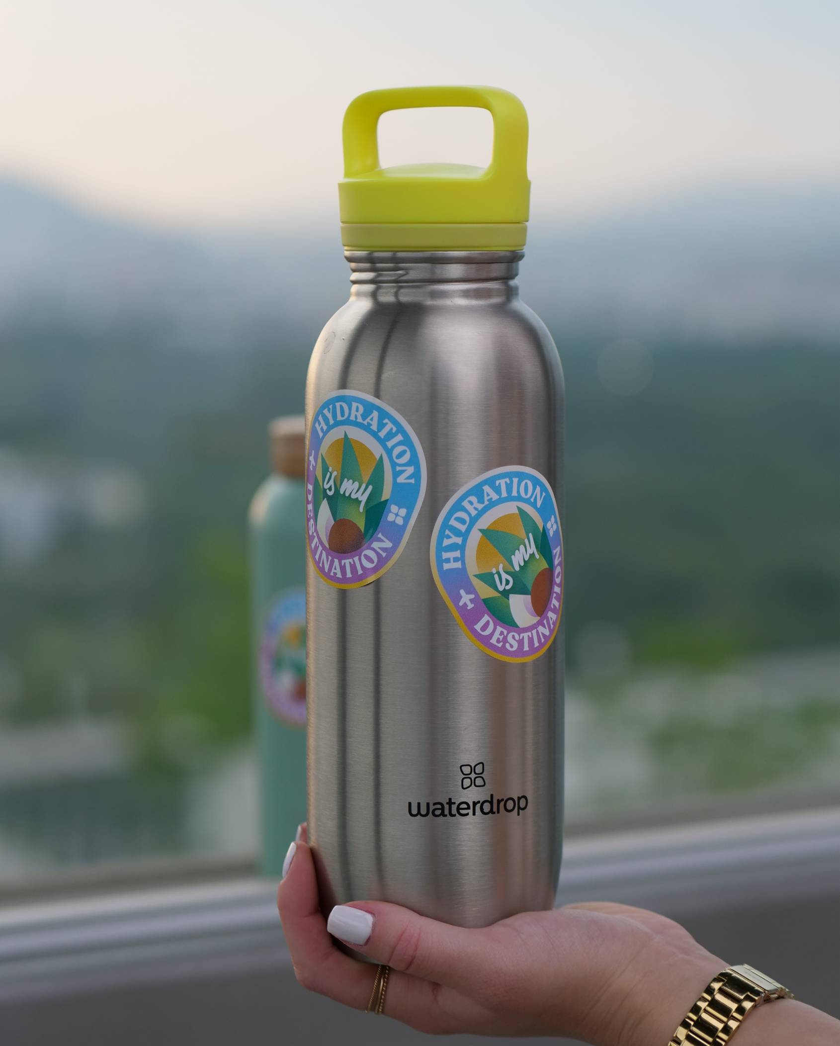 Sticker Bottle Sticker auf Wasserflasche im Outdoor-Einsatz.