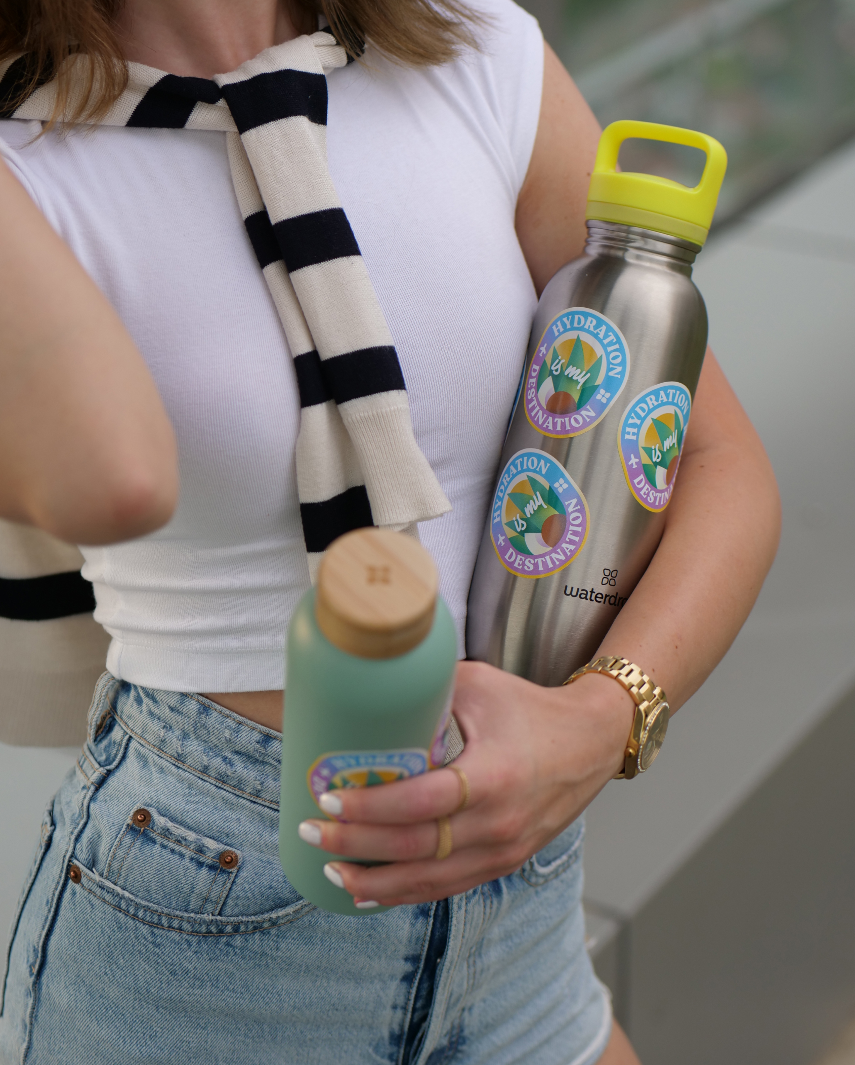 Flaschenaufkleber auf Trinkflasche, gehalten von Person.