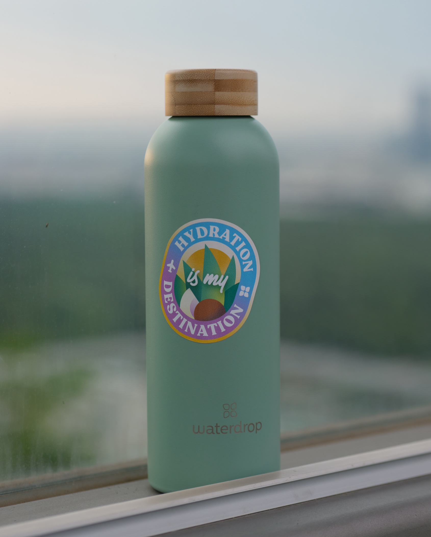 Bottle Sticker auf Flasche am Fensterbrett.