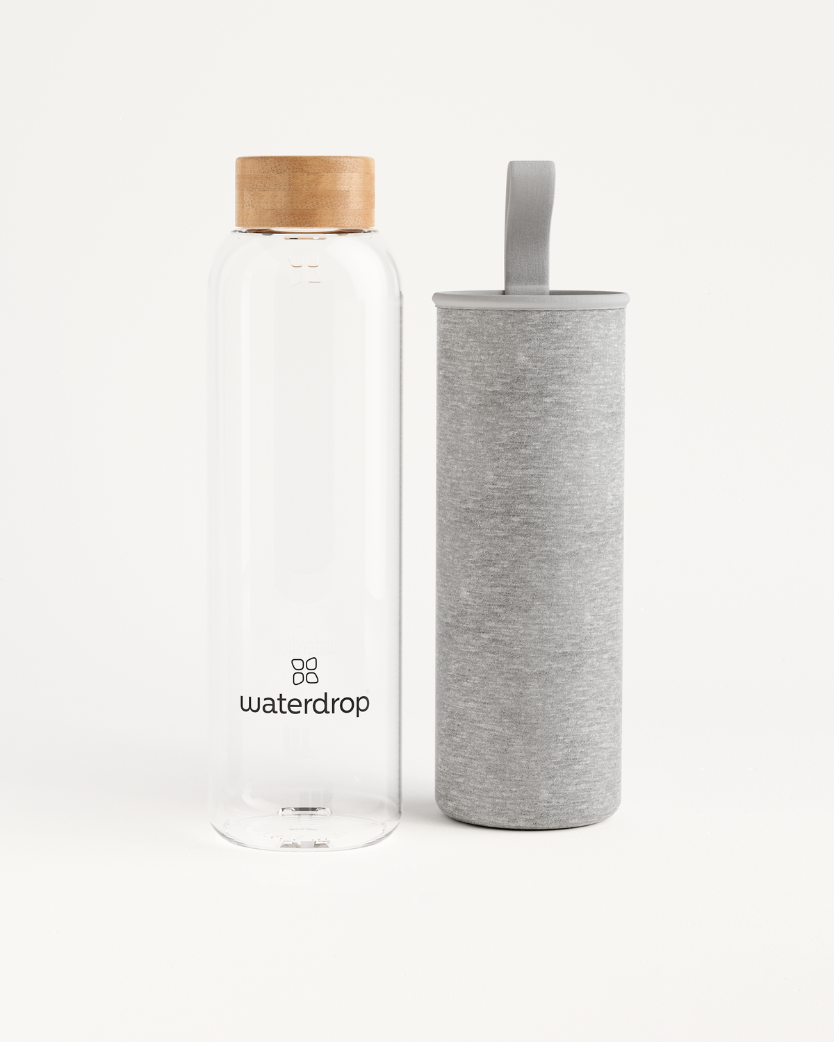 Clear Glass Bottle mit Bambusdeckel und grauer Stoffhülle.
