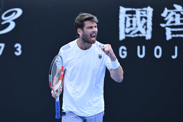 Tennisspieler Cameron Norrie jubelt auf dem Tennisplatz, einen Tennisschläger in der rechten Hand