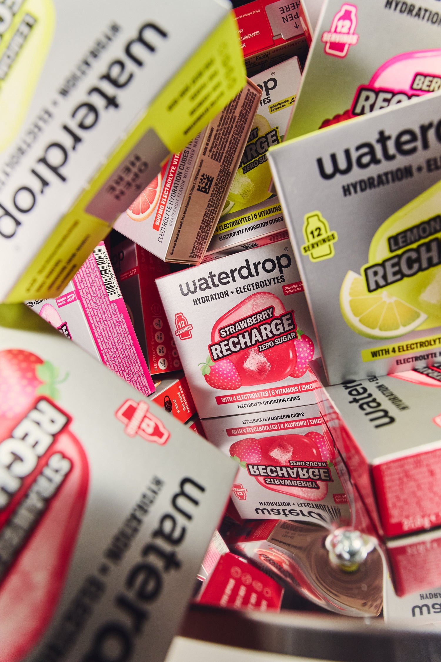 Ein Stapel von Microlyte RECHARGE Verpackungen