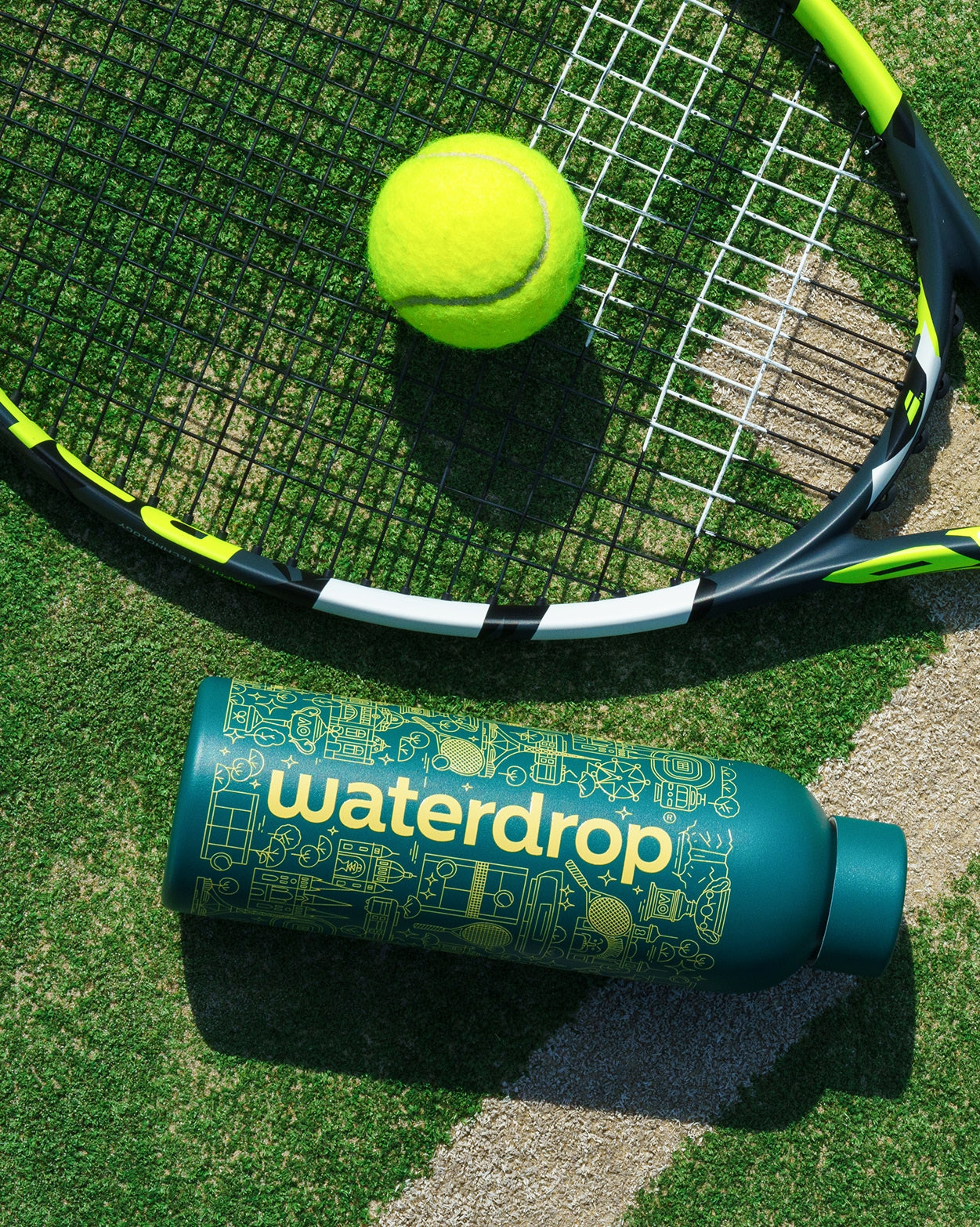 Tennis-Setup mit AO26 Melbourne Thermo Steel Flasche von waterdrop®.