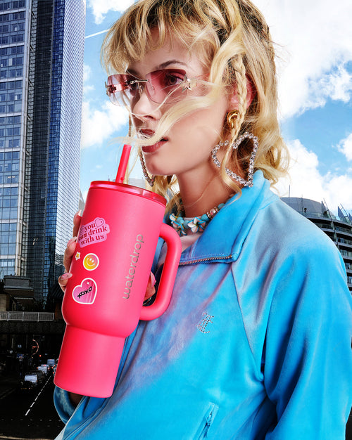 Person mit Neonpink Explorer Set von Waterdrop® Tumbler.