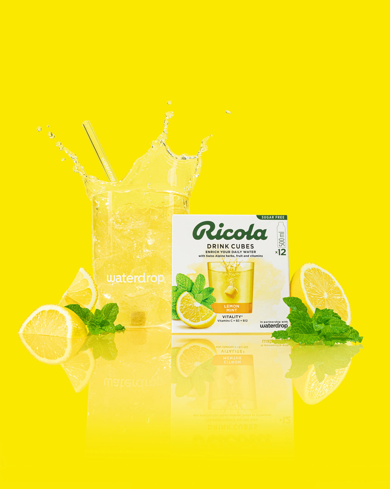 Ricola Glass Geschenkset mit Lemon Mint Drink Cubes und Wasser.