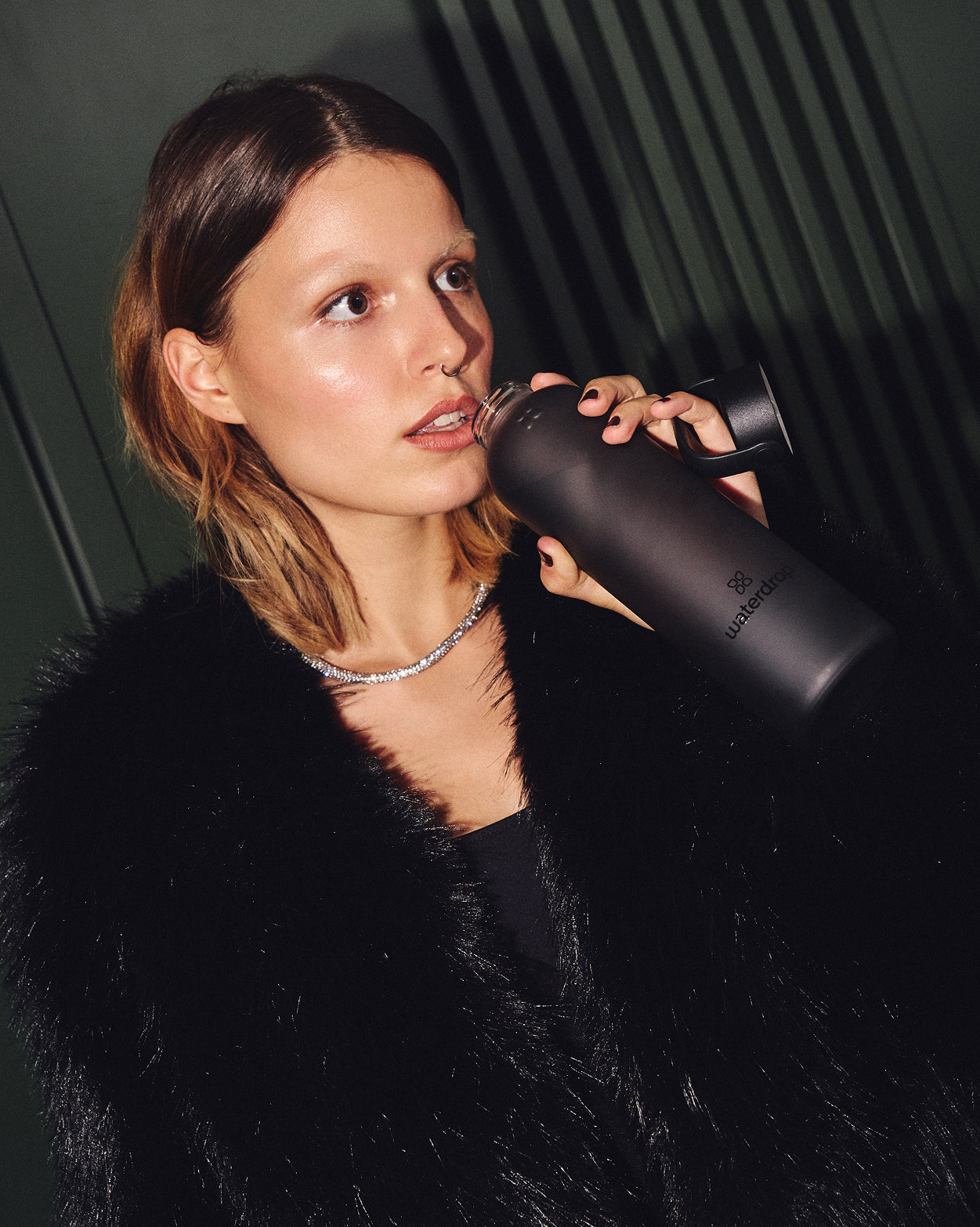 Prickelnd Frosted Glass Geschenkset mit Wasserflasche und funkelnder Halskette.