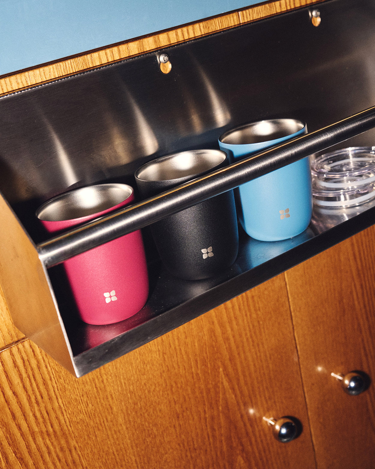 Stainless-Steel-Tumbler Steel Cup auf Metallregal montiert.