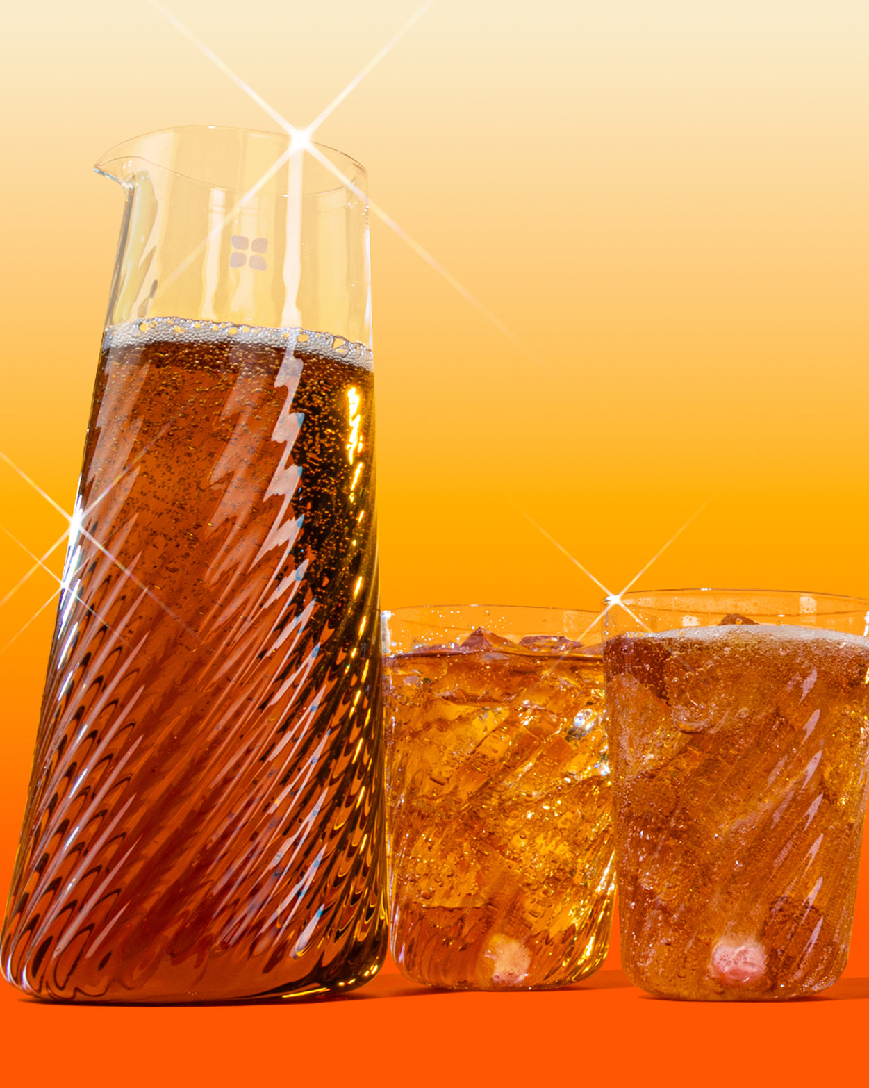 Karaffen-Set Rippled mit Getränk und Gläsern, stilvoll und funktional.