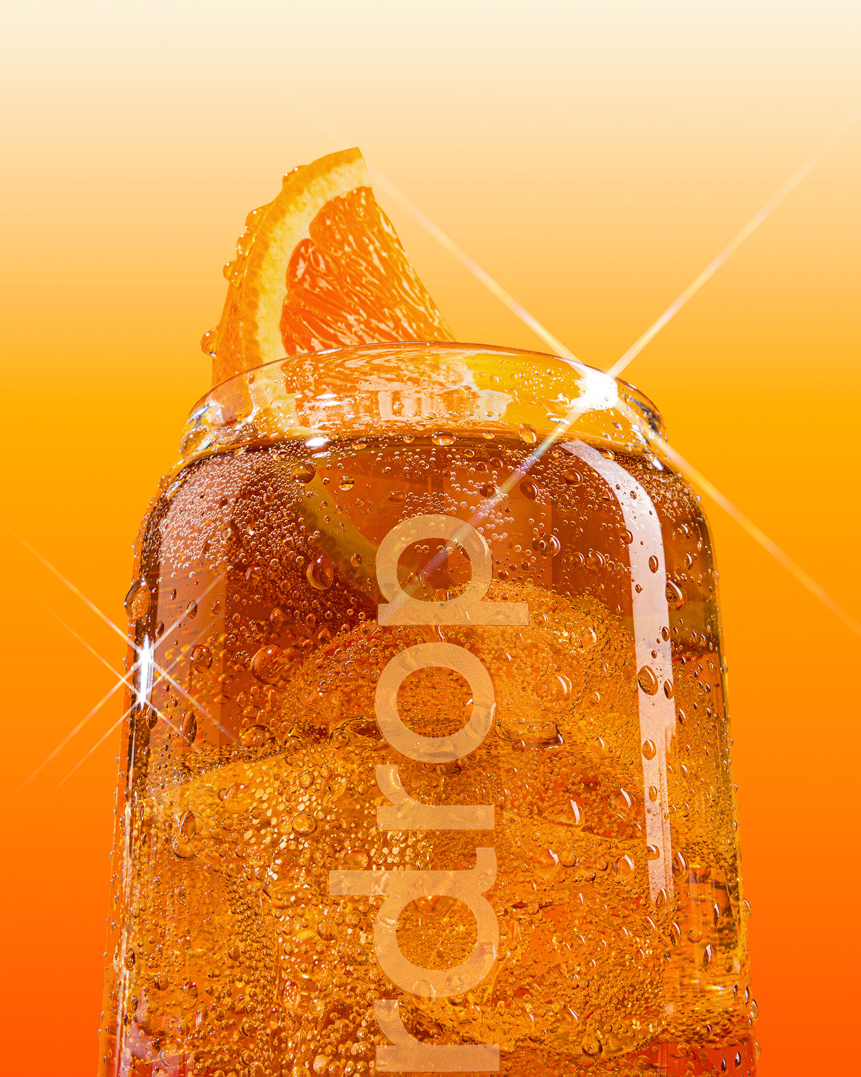 COLA Glass Can mit sprudelndem Getränk und Orangenscheibe am Rand.