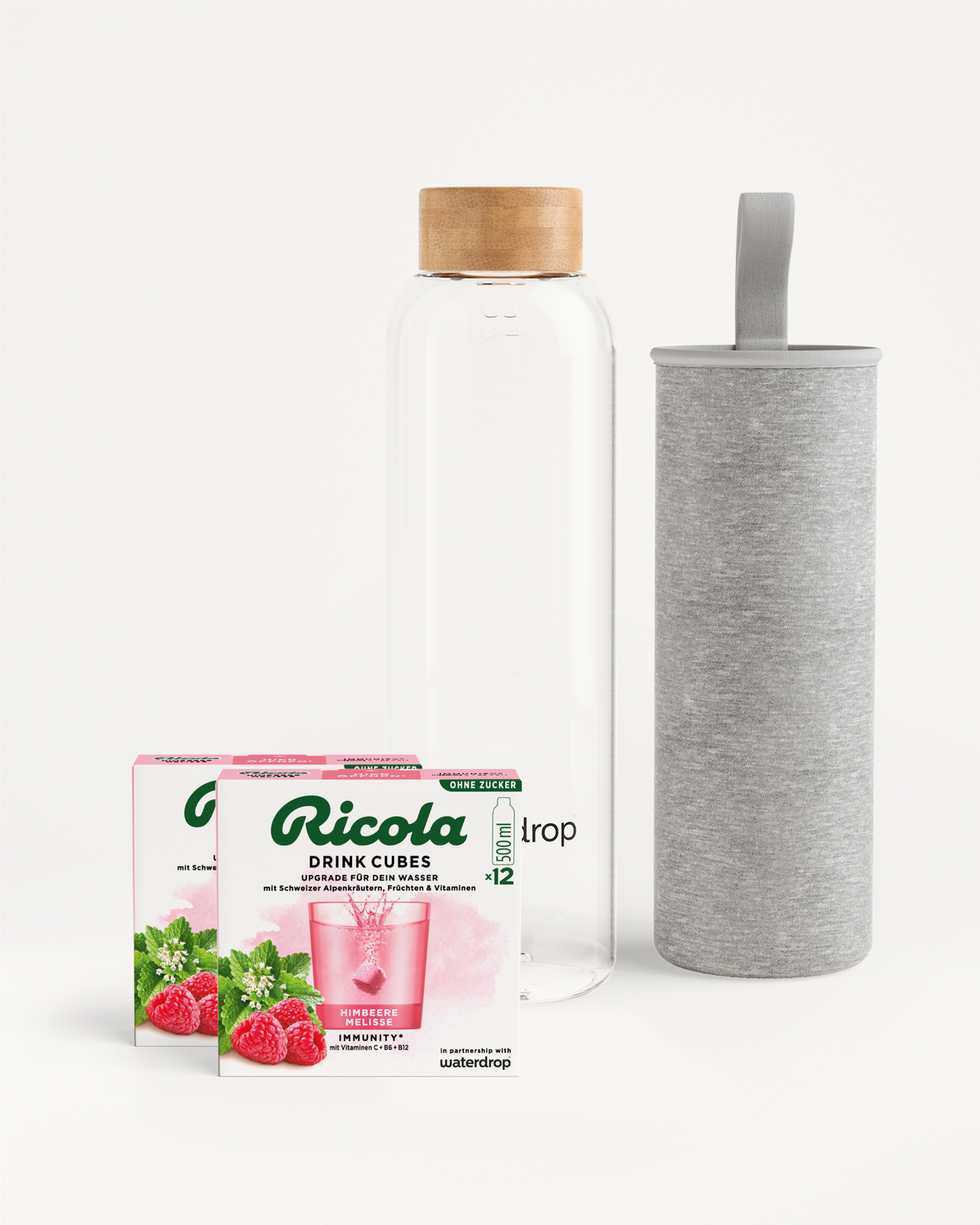 Ricola Bottle Set mit Glasflasche, Hülle und Getränkewürfeln.