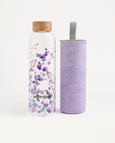 Wähle deine Bottle: Glasflasche mit Holzdeckel und botanischem Print.