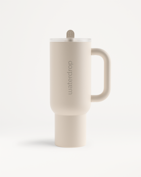 Explorer Thermo Tumbler mit aufklappbarem Trinkhalm, doppelwandig für kühle Getränke.