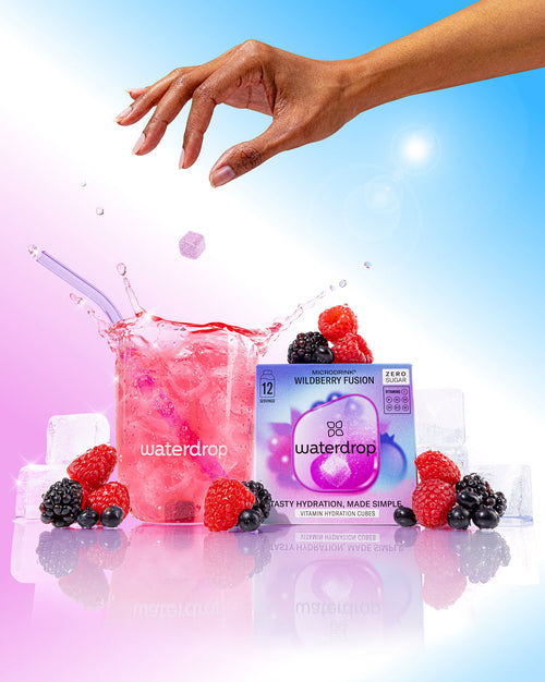 WILDBERRY FUSION Hydrationswürfel mit frischen Beeren und Sprudelwasser.