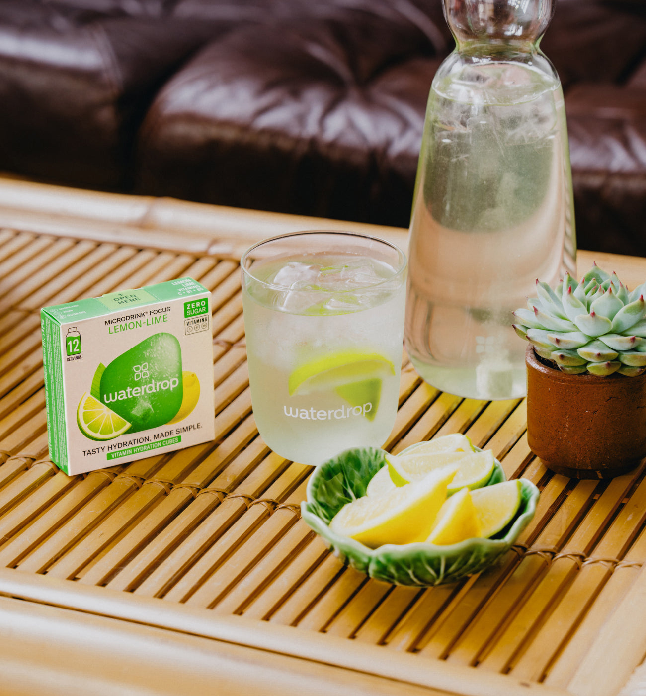 ZITRONE-LIMETTE Microdrink mit Glas und Zitronenscheiben.