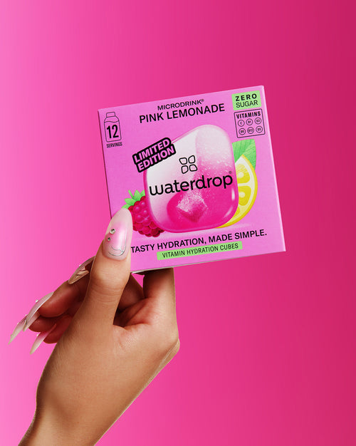 Explorer Set mit PINK LEMONADE von waterdrop® in Hand gehalten.