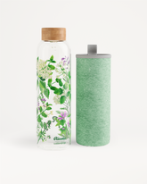 Ricola Edition Glasflasche mit botanischem Design und Holzkappe.