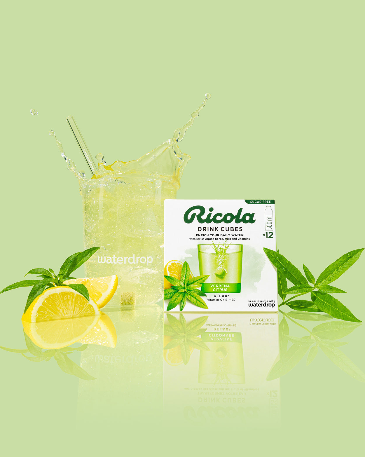 Ricola Discovery Set: Verbena Citrus Drinkwürfel im sprudelnden Getränk.