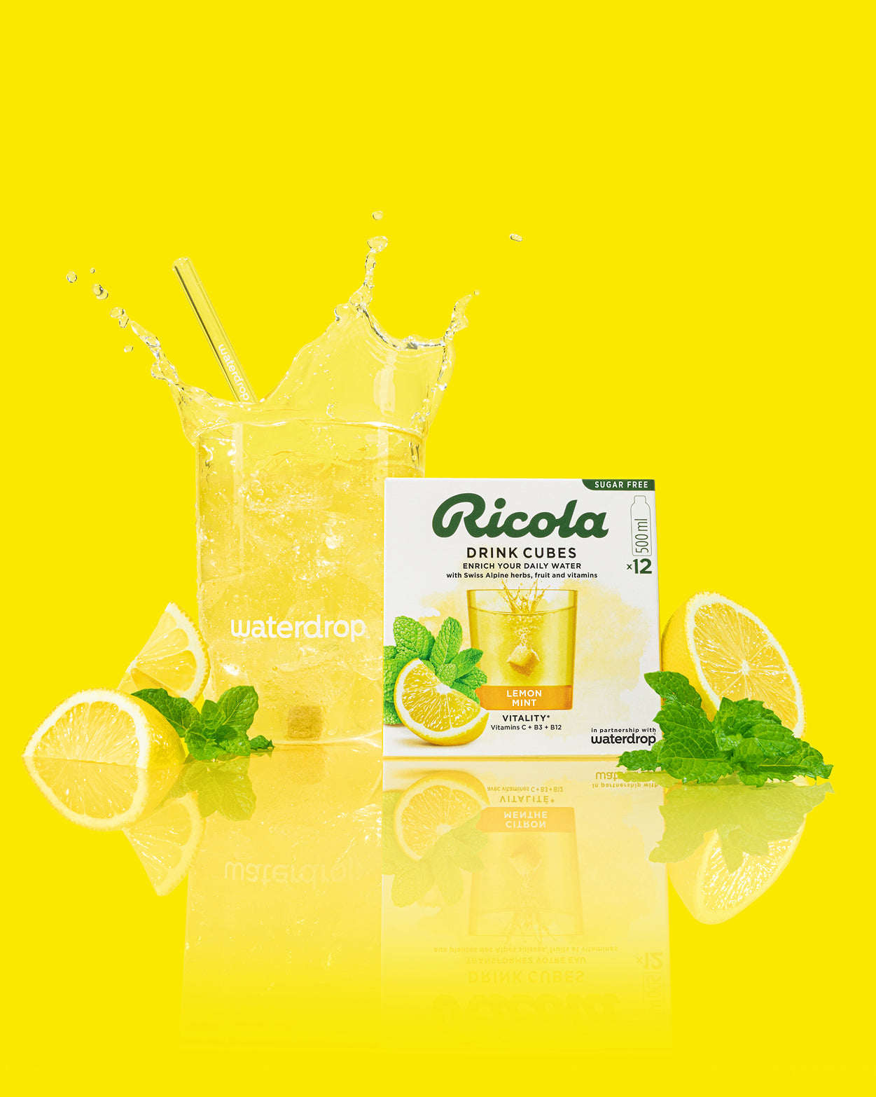 Ricola Discovery Set: Vitality Drink Cubes mit Wasserglas und Zitronen-Minz-Dekoration.