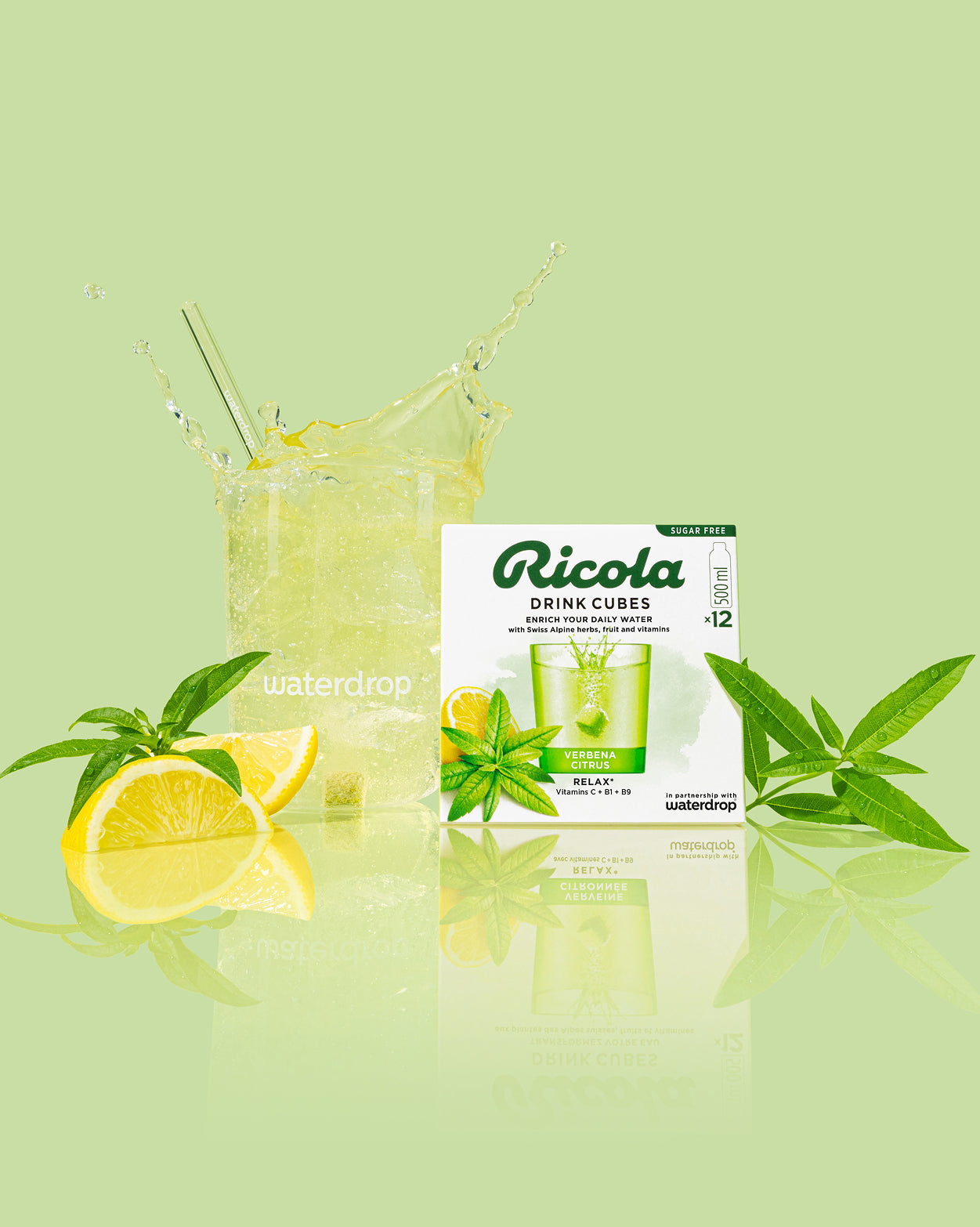 Verbene Zitrus Drink: Wasser mit Ricola Drink Cubes und Zitrone.