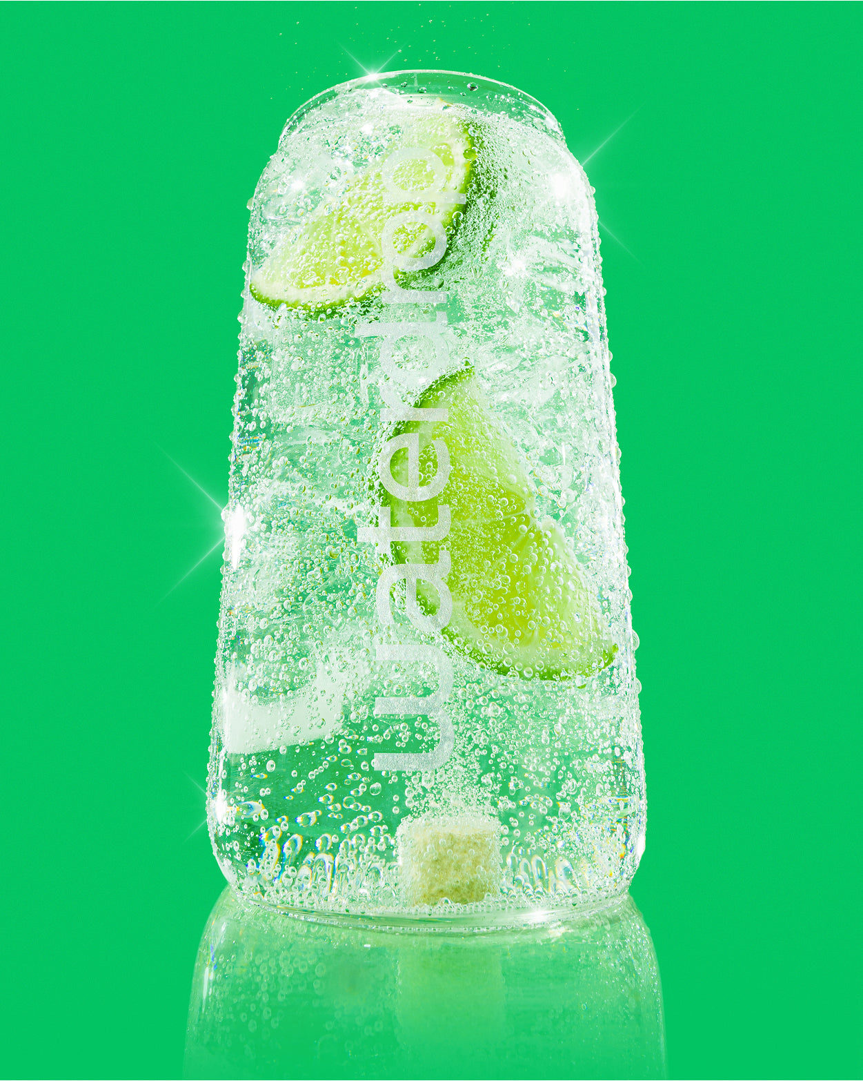 ZITRONE-LIMETTE Getränk mit sprudelnden Limettenstücken im Glas.