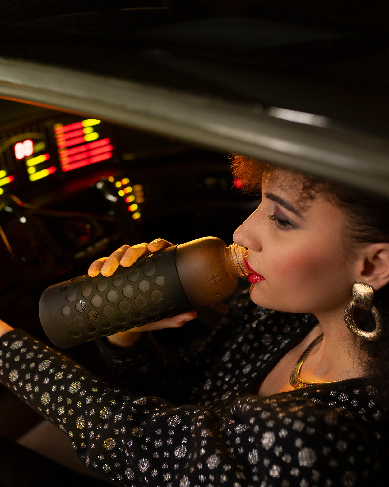 Frau mit Limited Edition Frosted Glass Set im Auto.