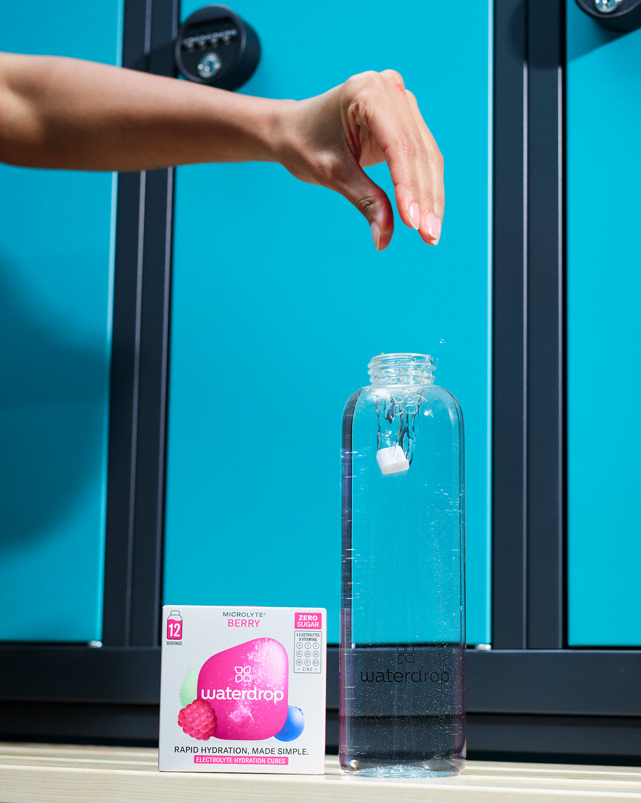 Turbo Workout Hydration Set: Microlyte Berry-Würfel in Wasserflasche fallen lassen.