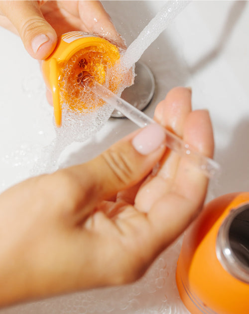 Familien-Hydrationsset: Reinigung von Flaschendeckel und Strohhalm.