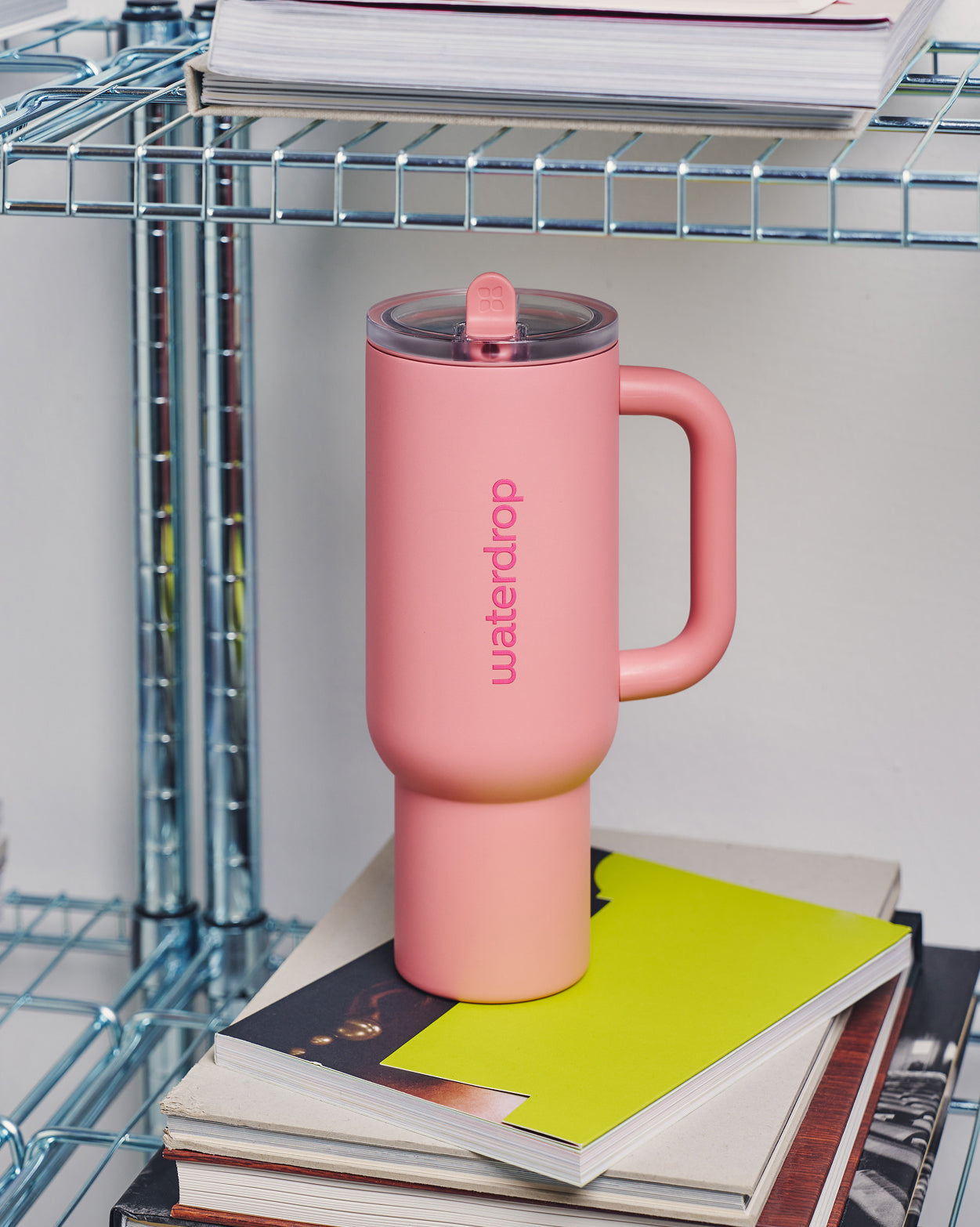 Social Mode Set: Matte-pink Reisebecher mit Griff und klarem Deckel.