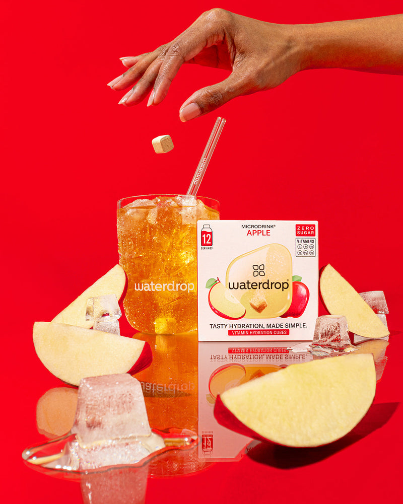 Limited Edition Twin Pack: Apfel-Microdrink-Würfel ins Glas fallend.
