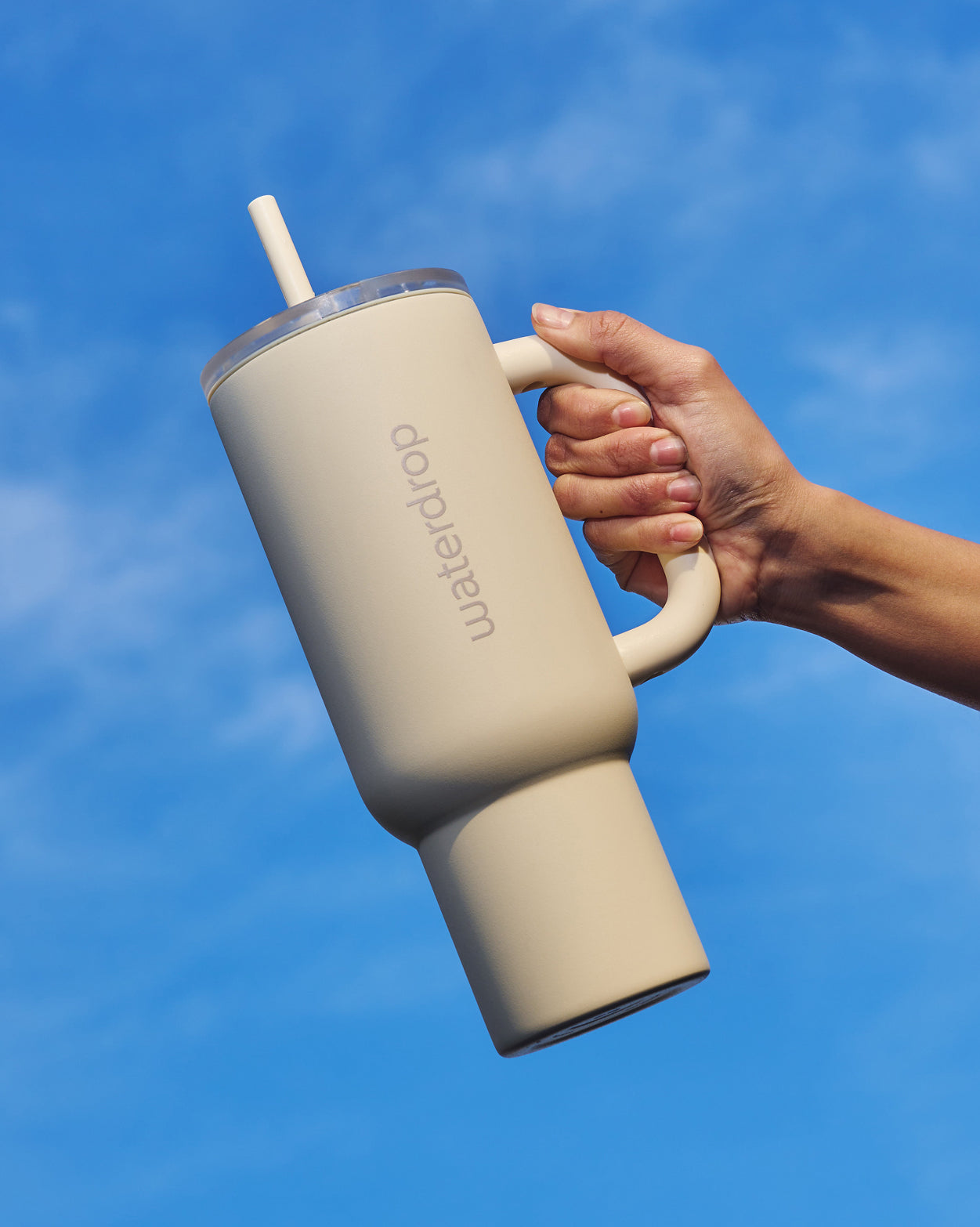 Social Mode Set: Großer, beiger Thermobecher mit Griff und integriertem Strohhalm.