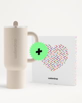 Beige Waterdrop-Flasche mit Griff und integriertem Ständer neben einer weißen Musterbox.