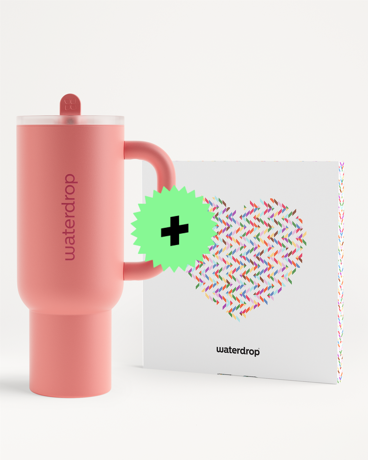 Rosa isolierte Wasserflasche neben einer weißen Geschenkbox mit buntem Zickzackmuster.