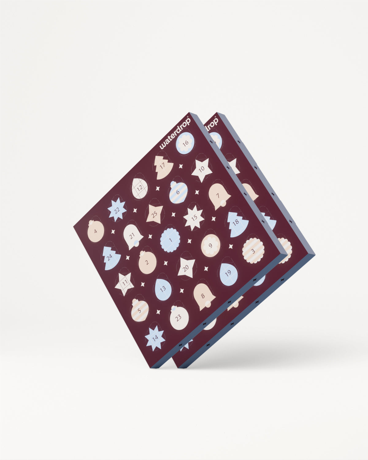 Zwei überlappte Bordeaux-farbene Geschenkkarten mit kreisförmigen Sternen-Motiven vor weißem Hintergrund.