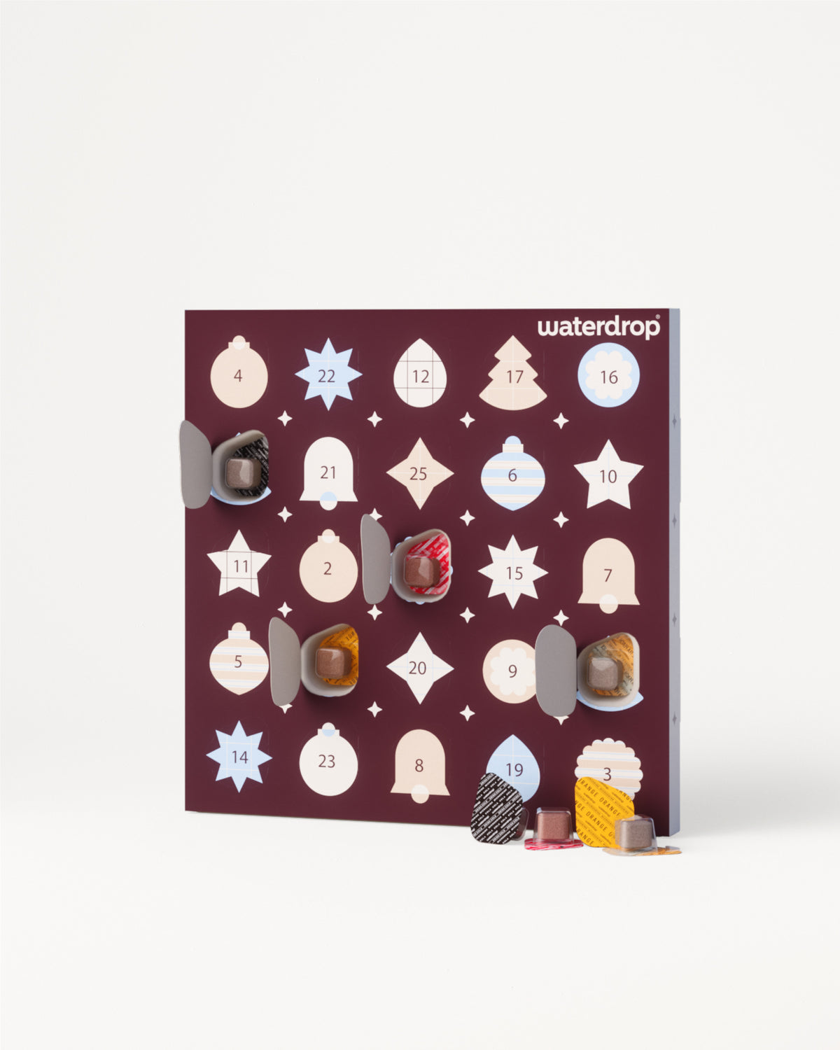 Adventskalender mit nummerierten Türen und verschiedenen Pralinen.