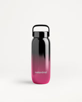Wasserflasche mit Farbverlauf von Schwarz zu Pink, mit schwarzer Deckel und Trageschlaufe.