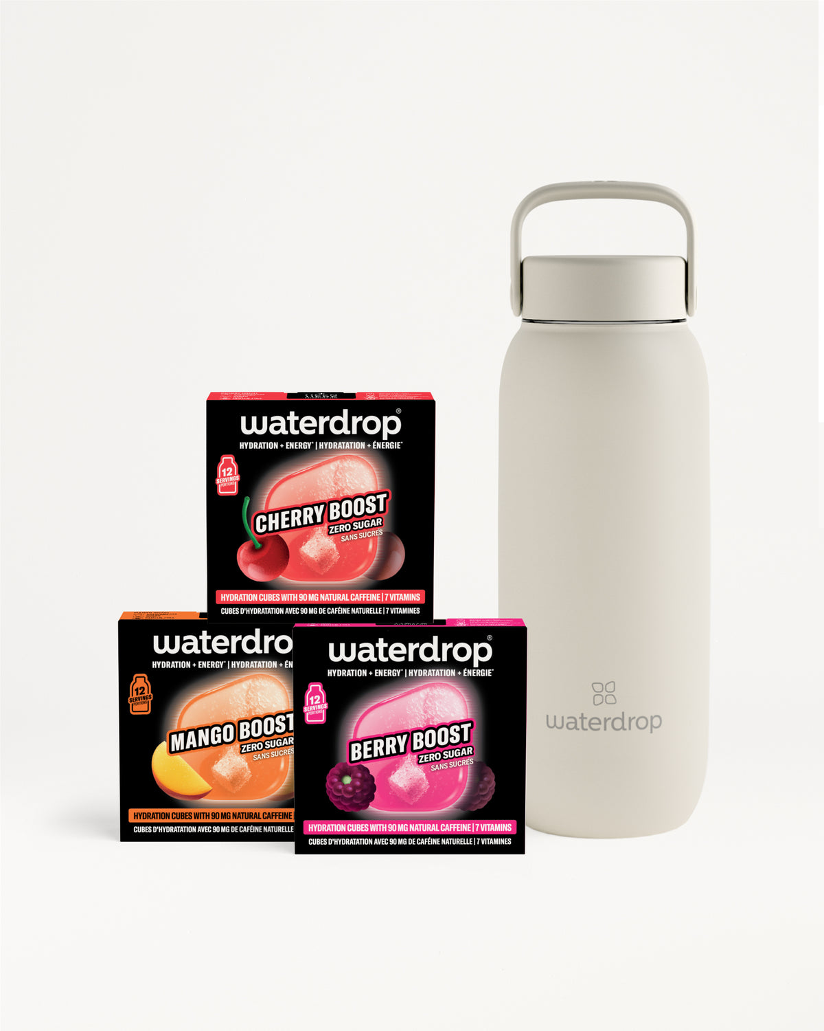 Drei Boost-Geschmacks-Sachets neben einer hellgrauen wiederverwendbaren Flasche.