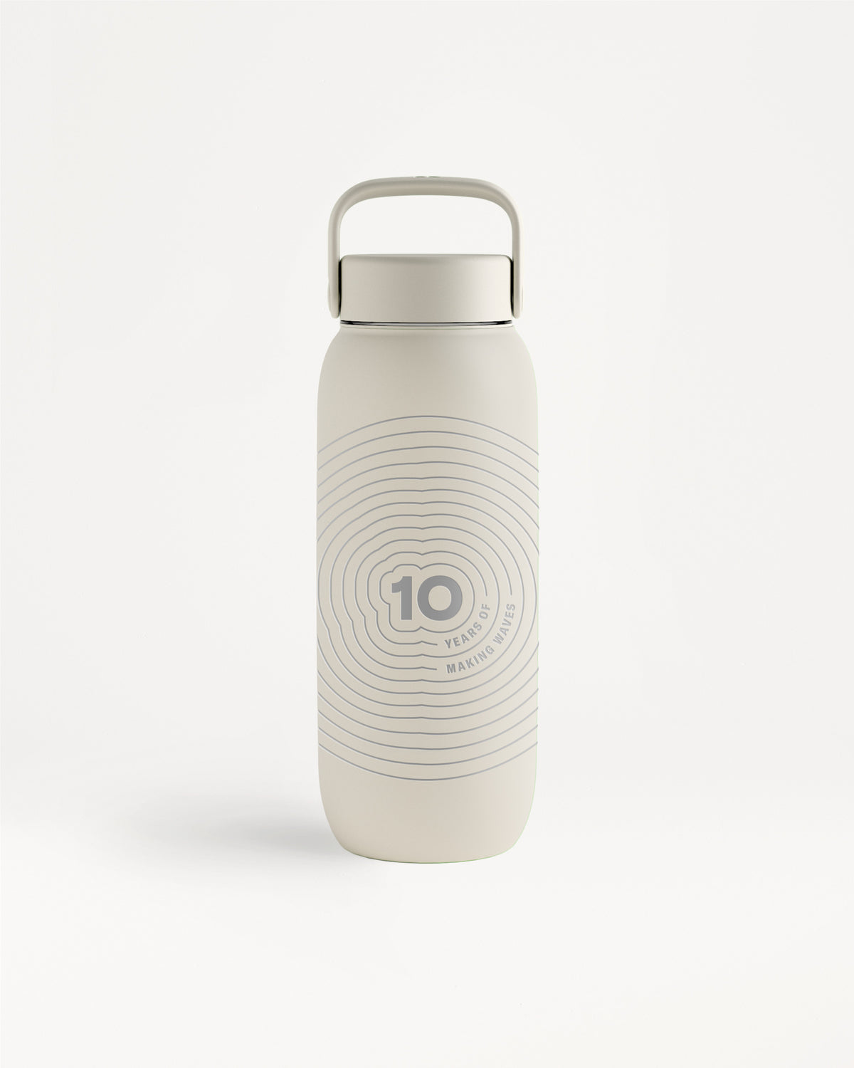 Beige Wiederverwendbare Wasserflasche mit Metall-Deckel und konzentrischem Kreisdesign.