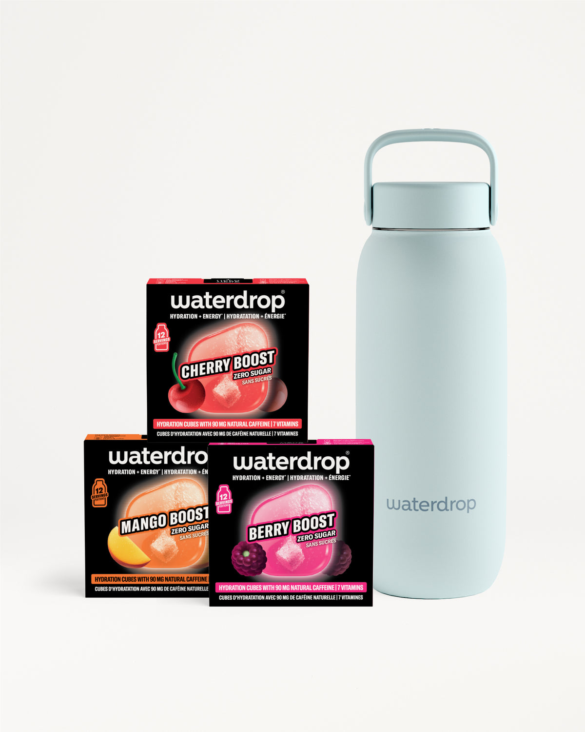 Drei Flavor-Boost-Packungen neben einer hellblauen wiederverwendbaren Wasserflasche.