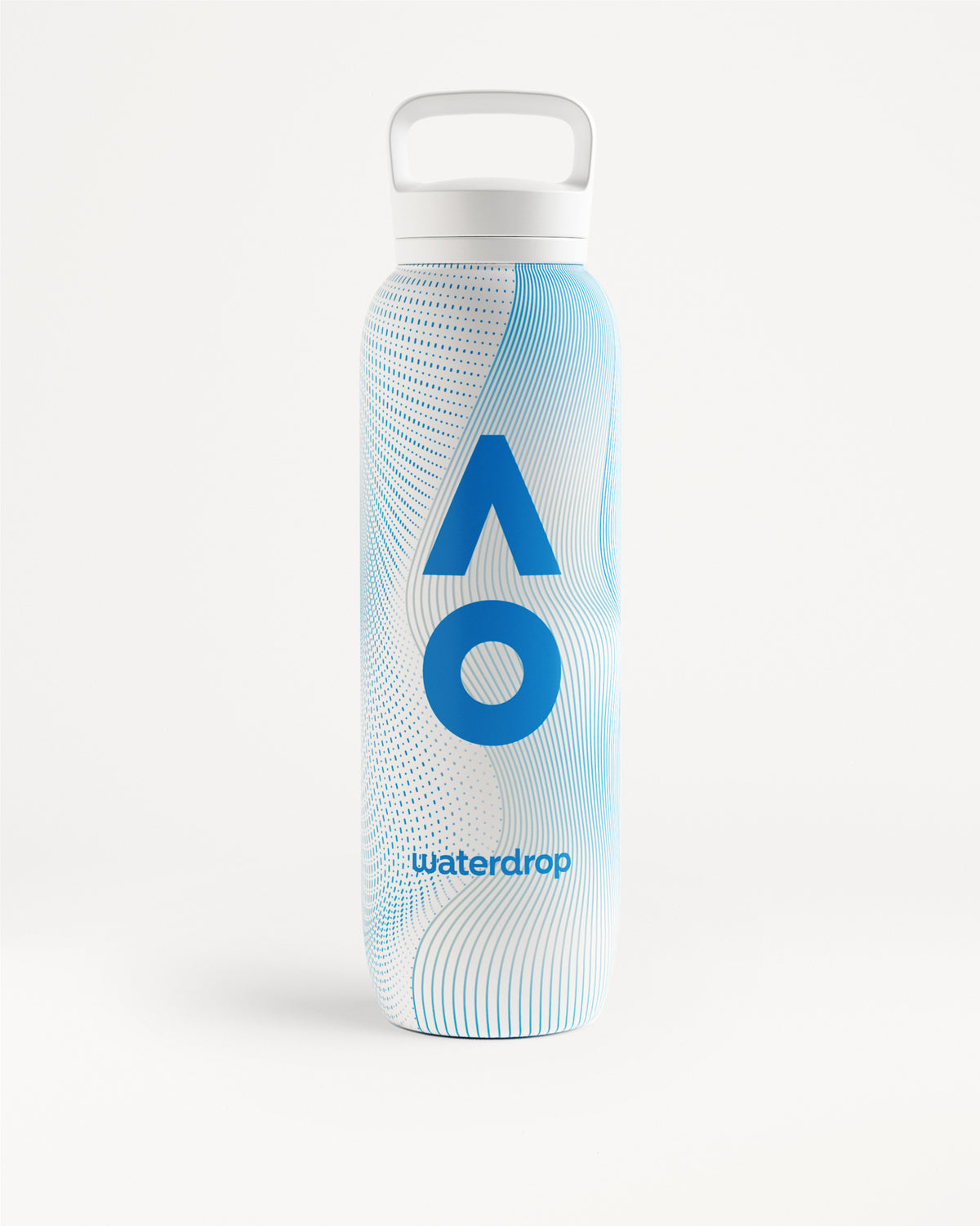 Hohe weiße und hellblaue Wasserflasche mit weißem Flip-Top-Deckel und Griff, blaues geometrisches Logo und welliges Muster.