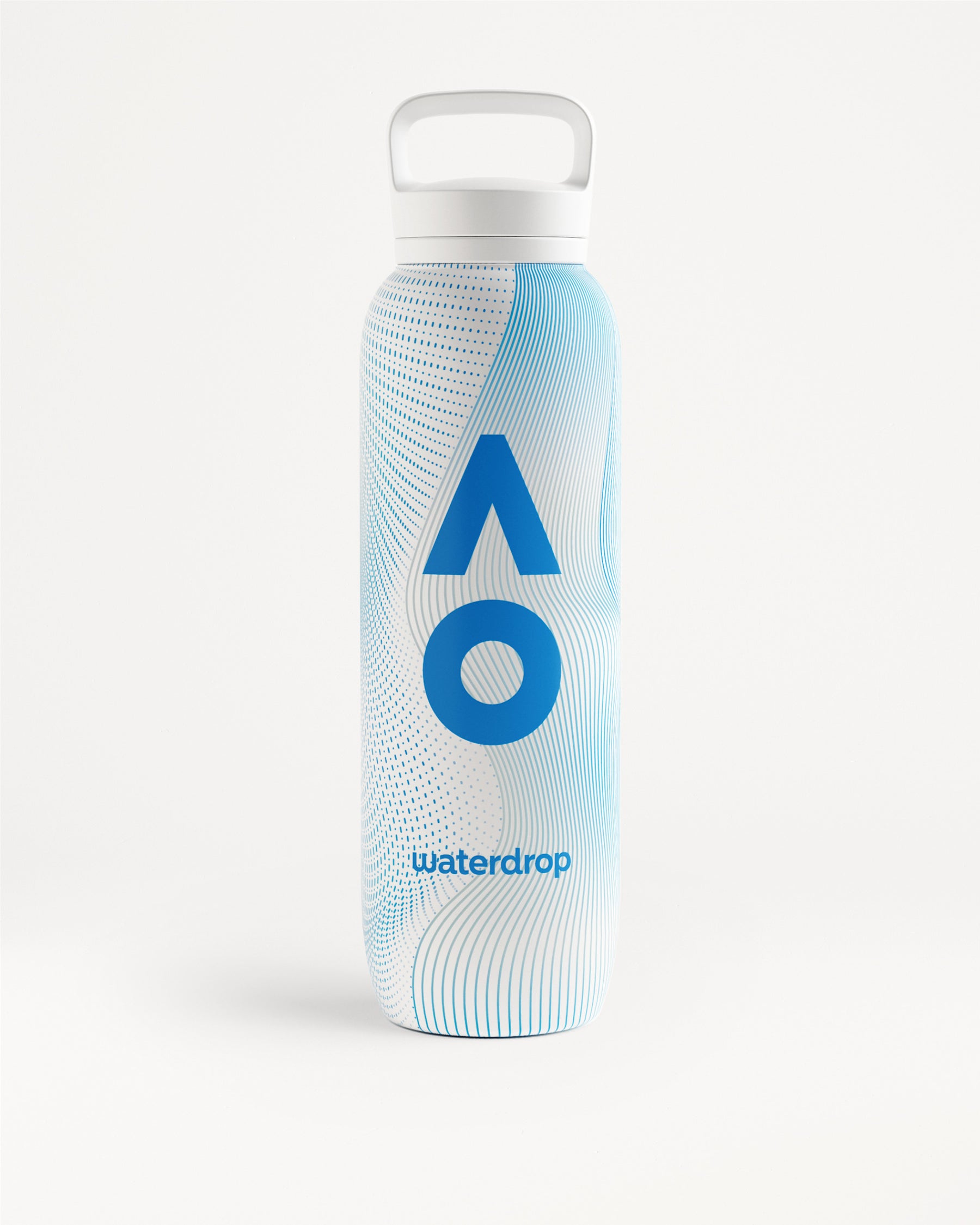 Hohe weiße und hellblaue Wasserflasche mit weißem Flip-Top-Deckel und Griff, blaues geometrisches Logo und welliges Muster.