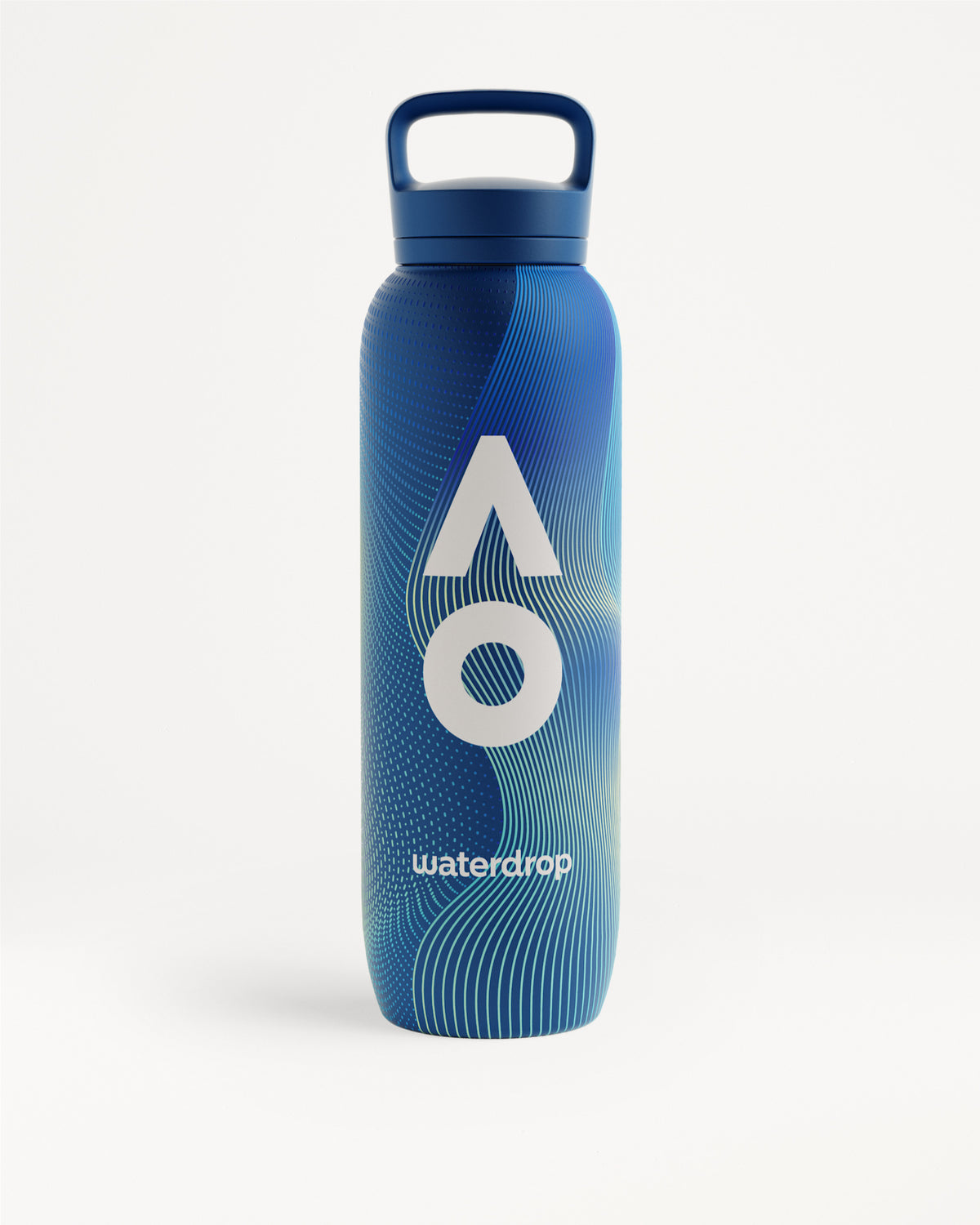 Blaue Wasserflasche mit Griffdeckel und weißem AO-Logo.