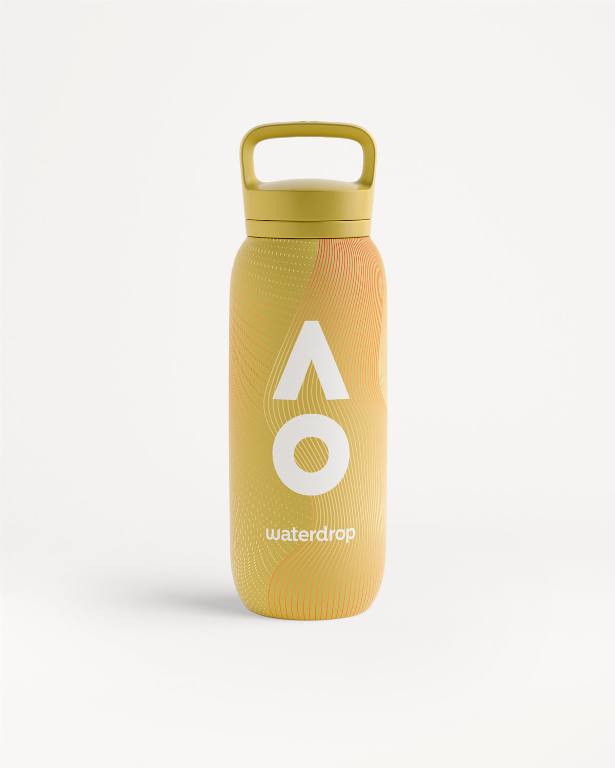 Gelb-orangefarbene wiederverwendbare Wasserflasche mit Griff oben und dezentem Wellenmuster auf weißem Hintergrund.